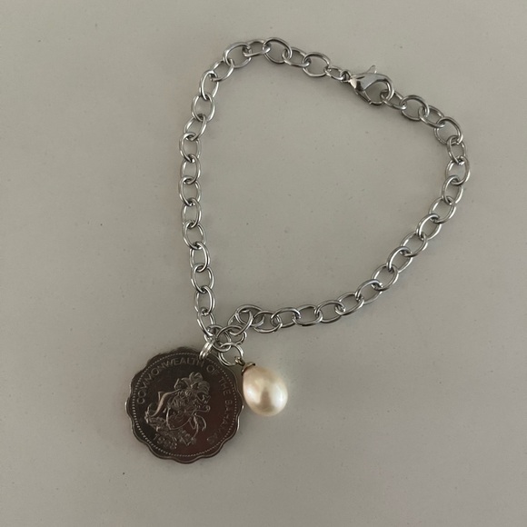 Bahamian ten cent 1998 coin charm & pearl drop silver tone chain bracelet - Picture 1 of 4